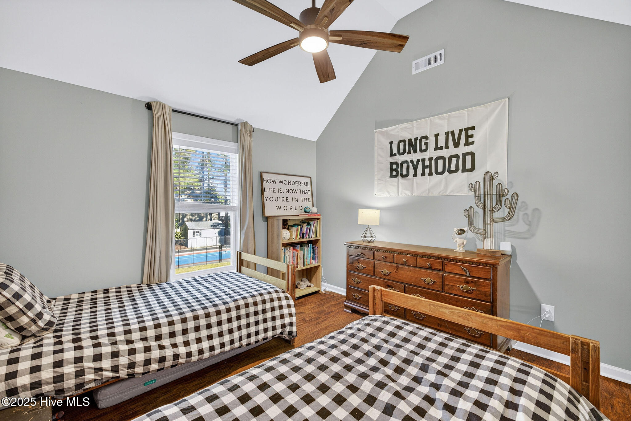 102 Lumis Court, Hampstead