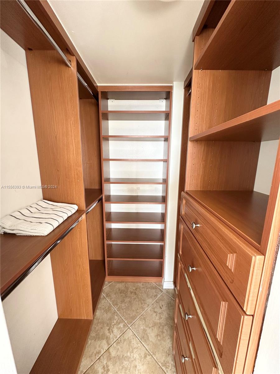 1881 Washington Ave # 11H