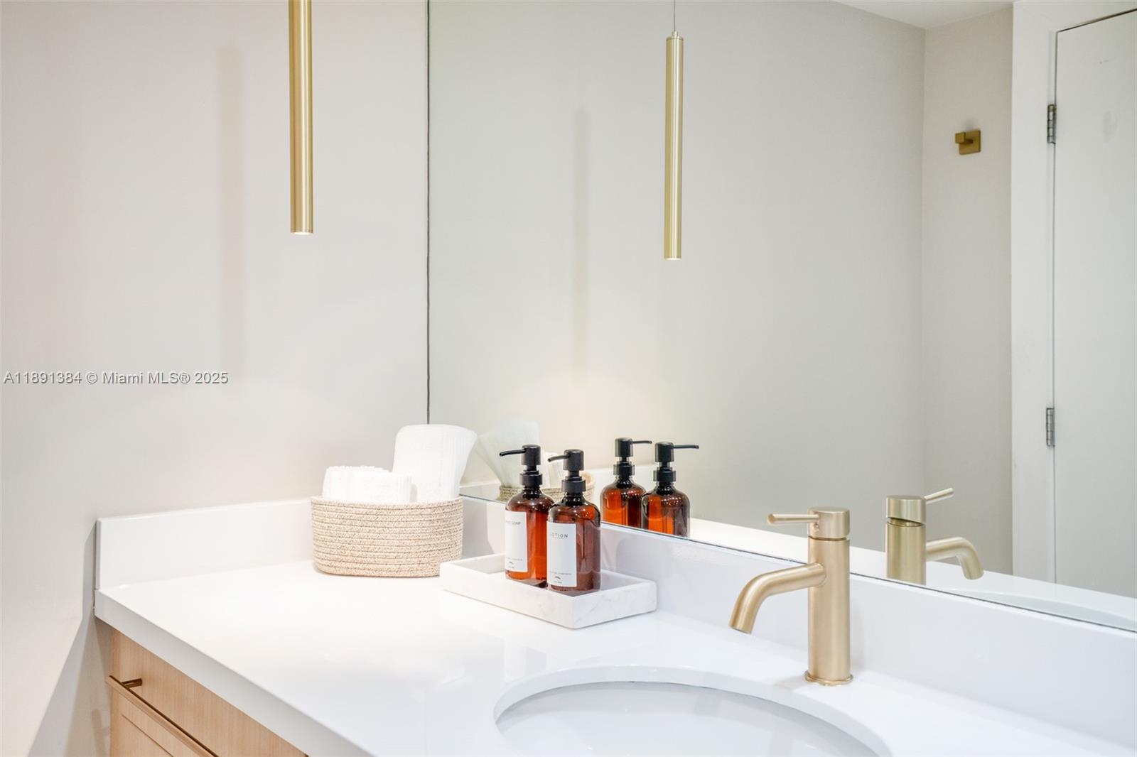 2301 Collins Ave # 836