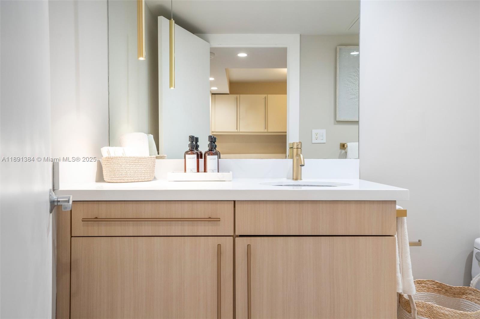 2301 Collins Ave # 836