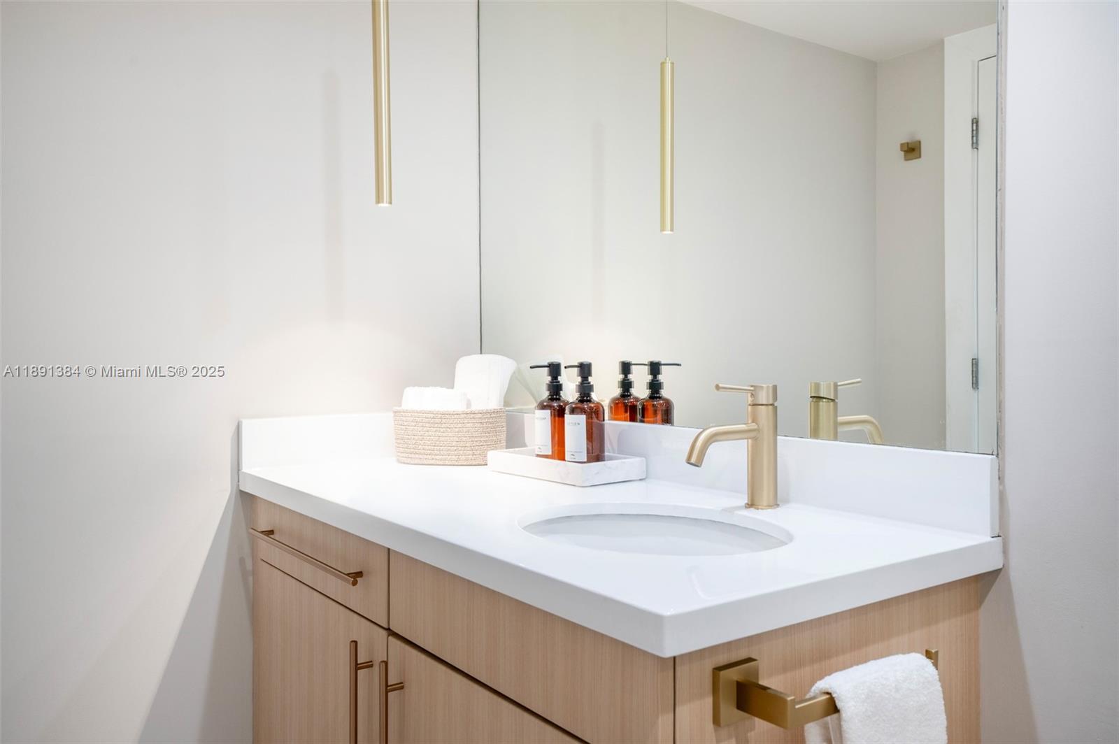 2301 Collins Ave # 836