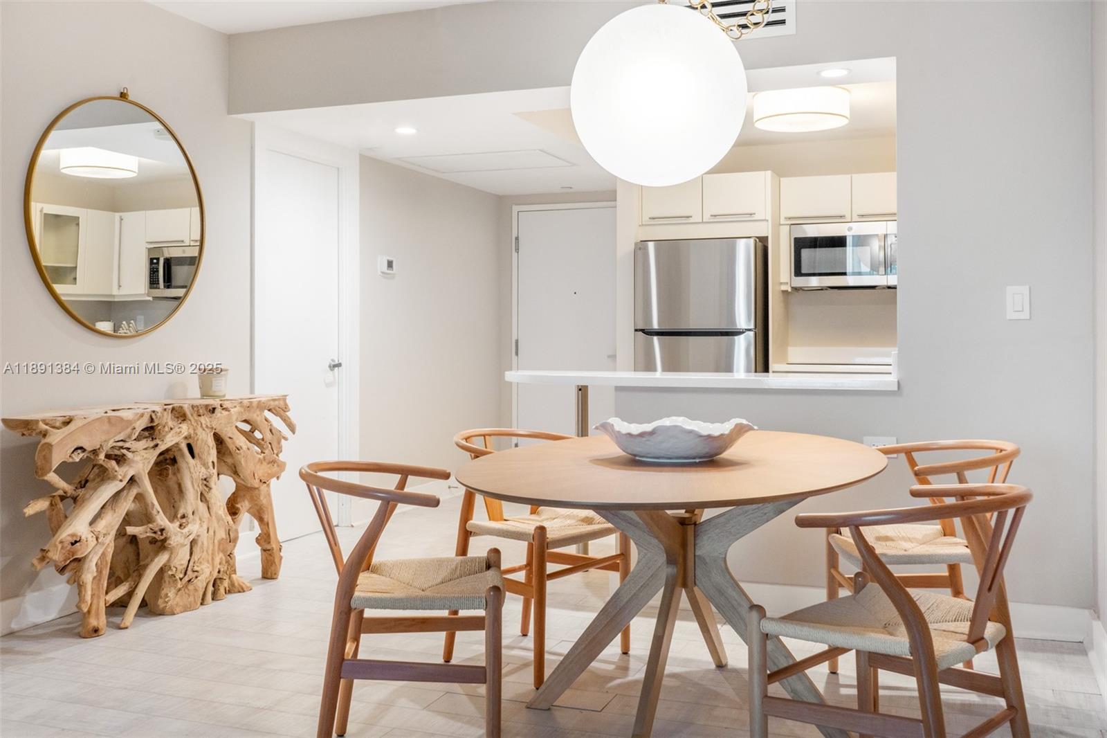 2301 Collins Ave # 836