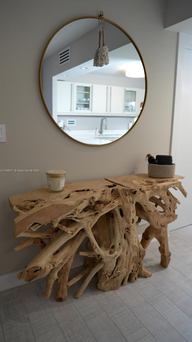 2301 Collins Ave # 836