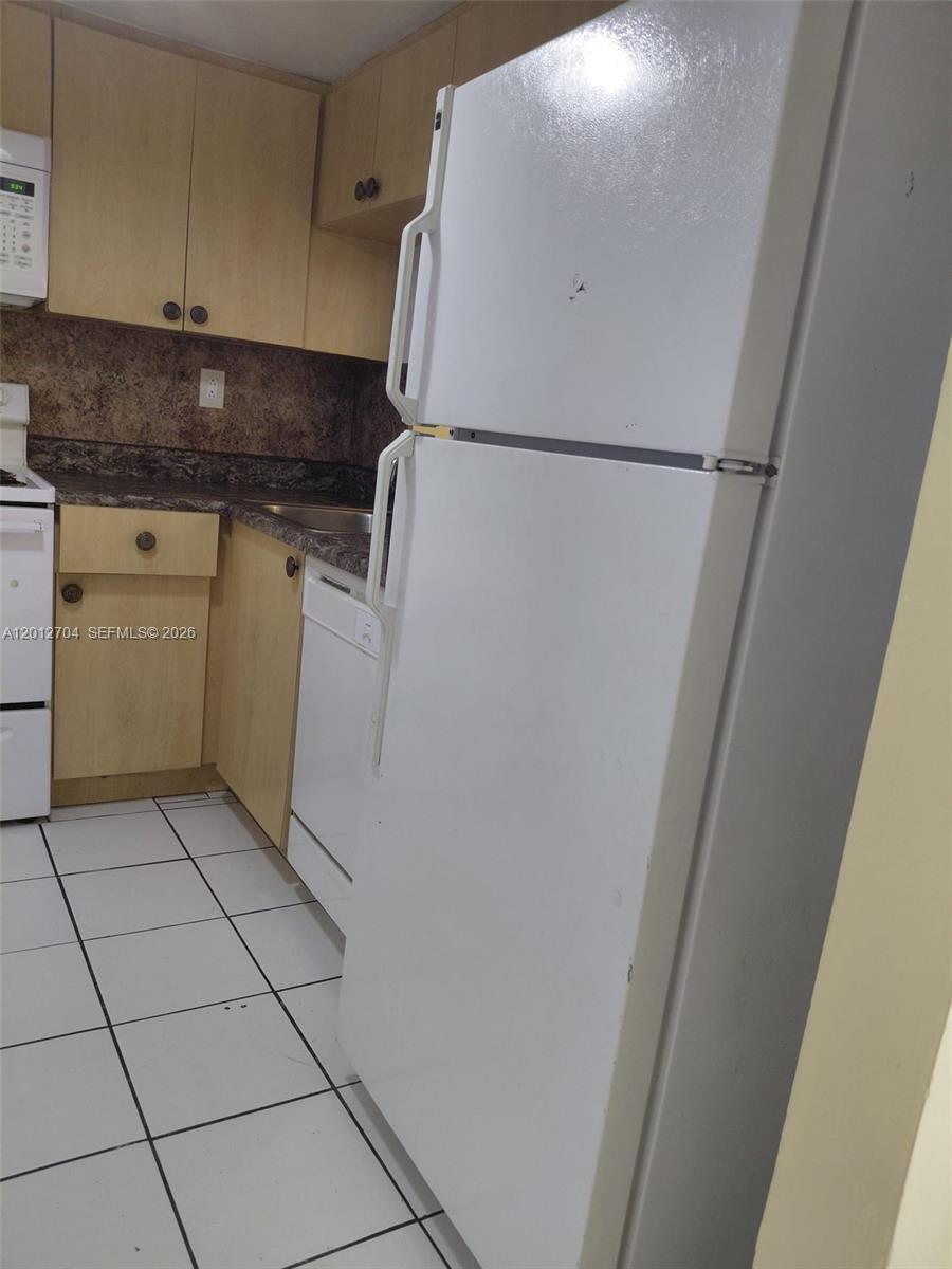 11790 SW 18th St # 3 Unit: 429-3