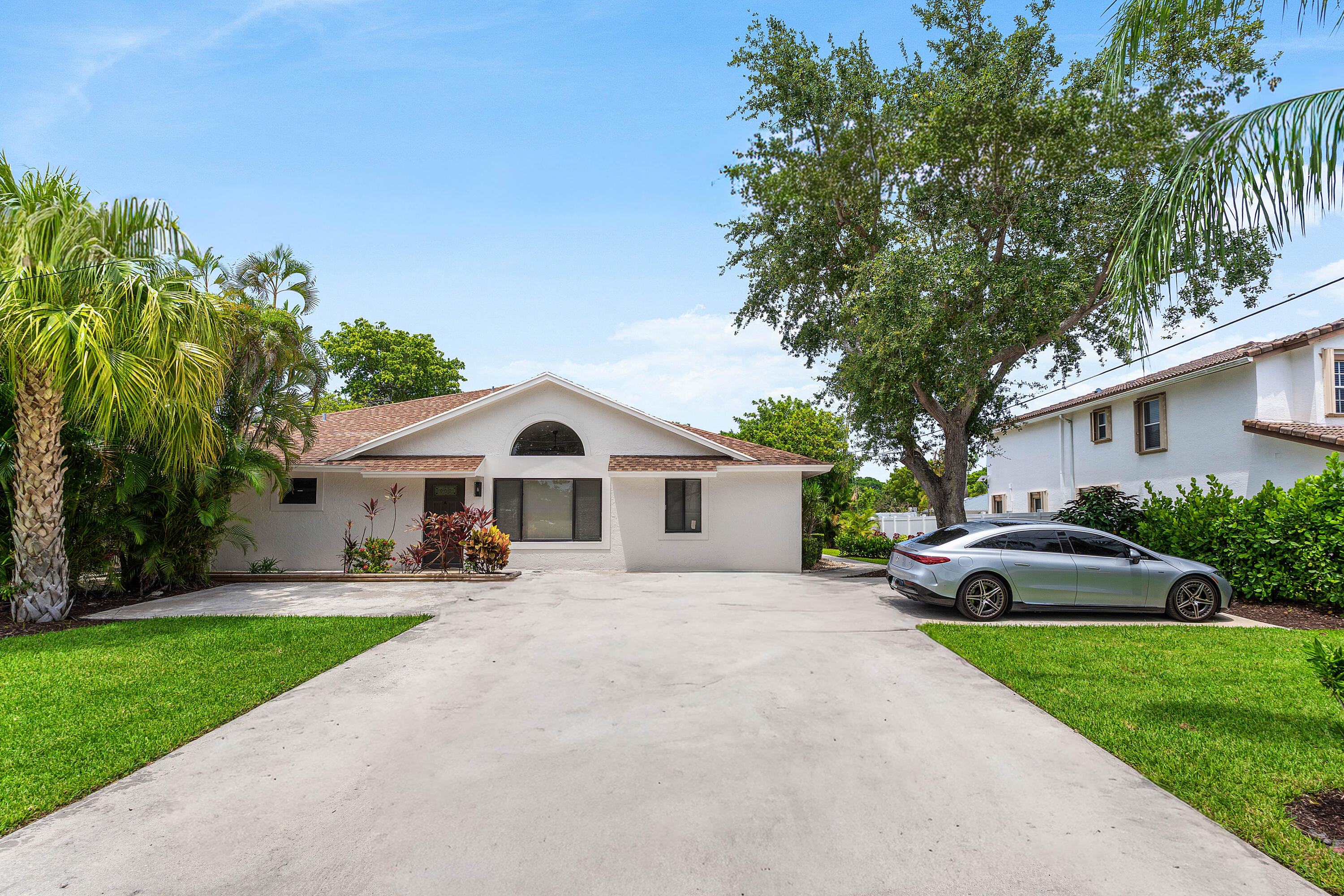 825 DOGWOOD Drive B