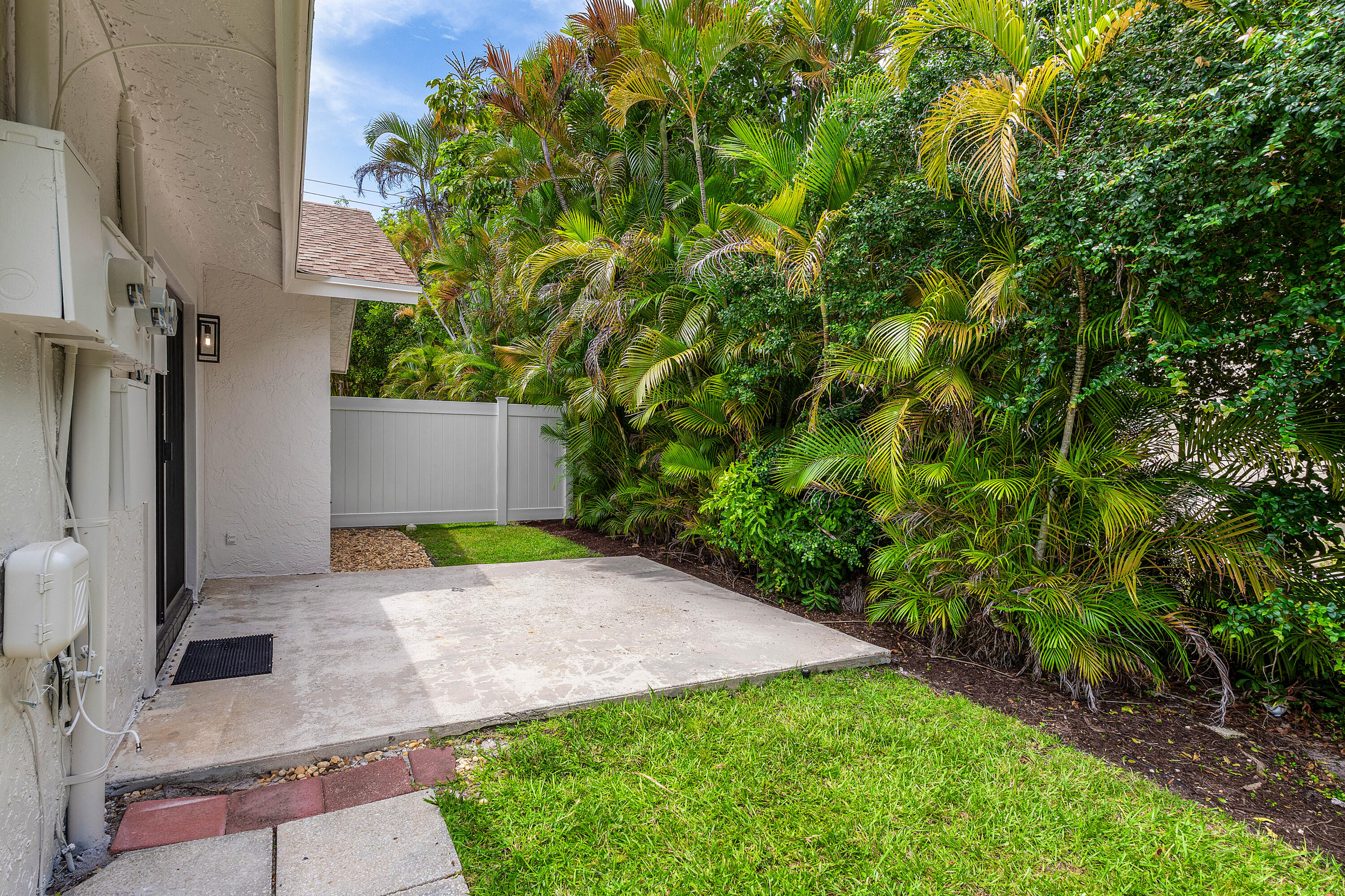 825 DOGWOOD Drive B