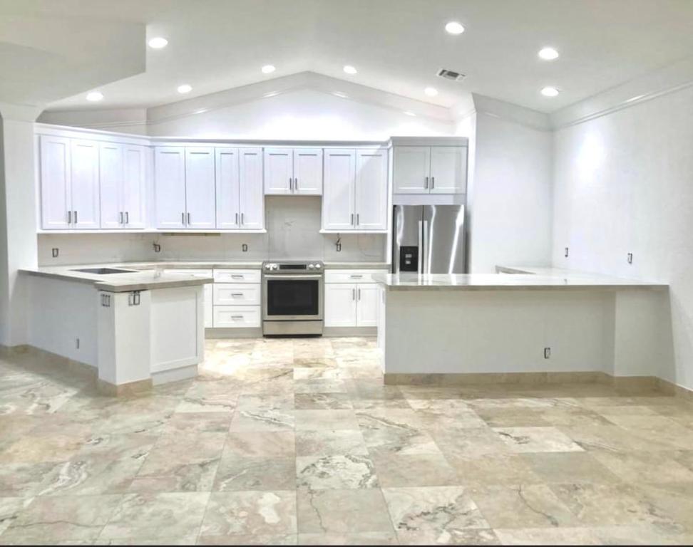 3555 Commodore Circle