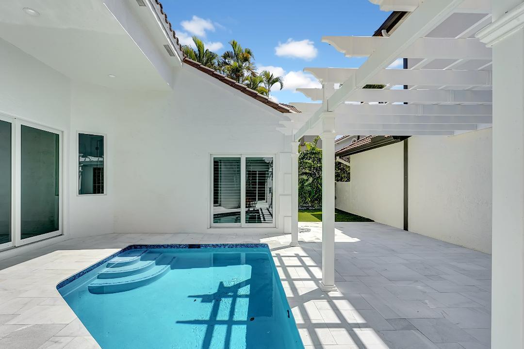 3555 Commodore Circle