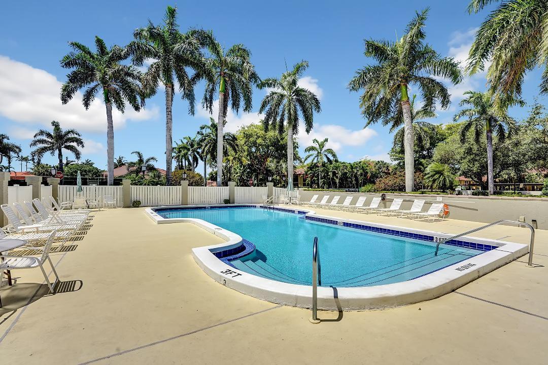 3555 Commodore Circle