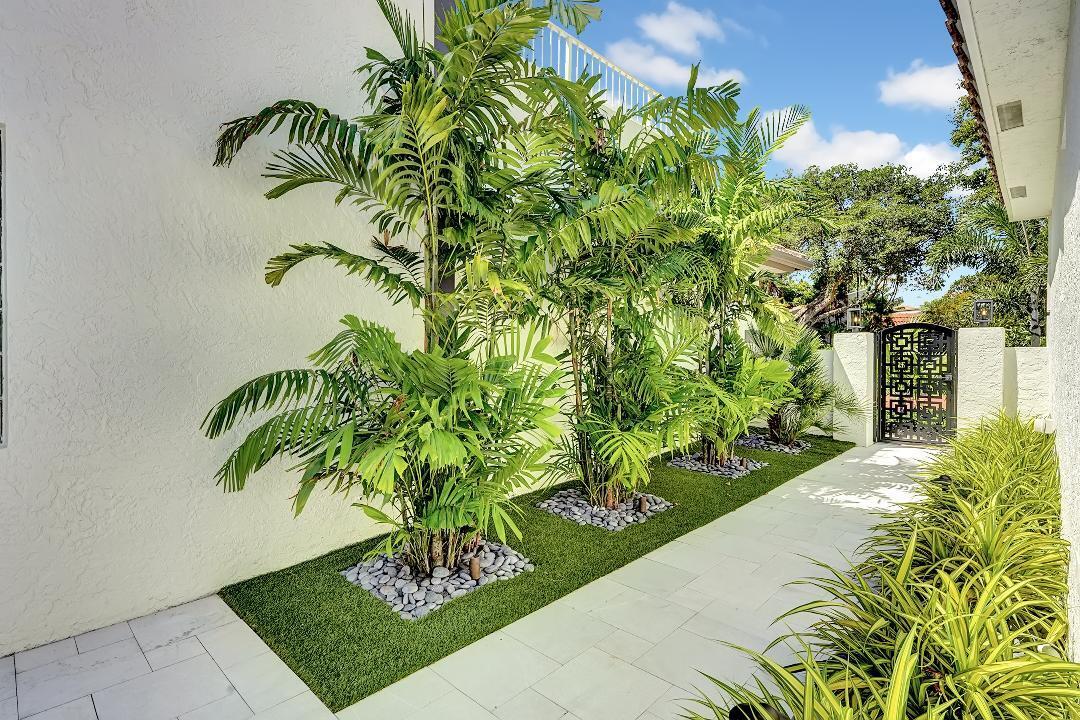 3555 Commodore Circle