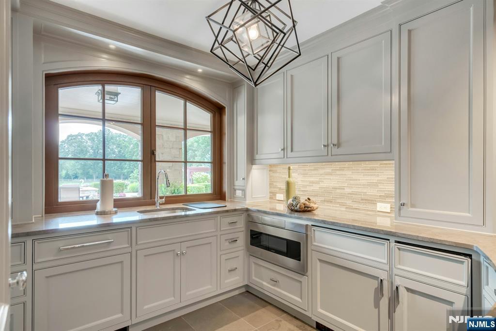 123 E Saddle River Road