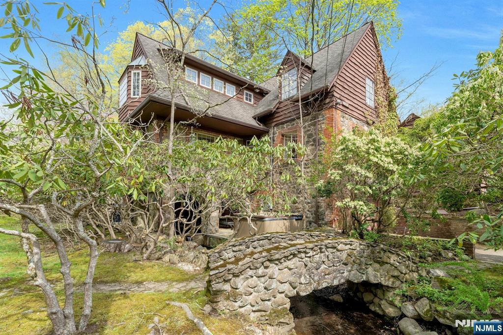 17 Hillside Avenue