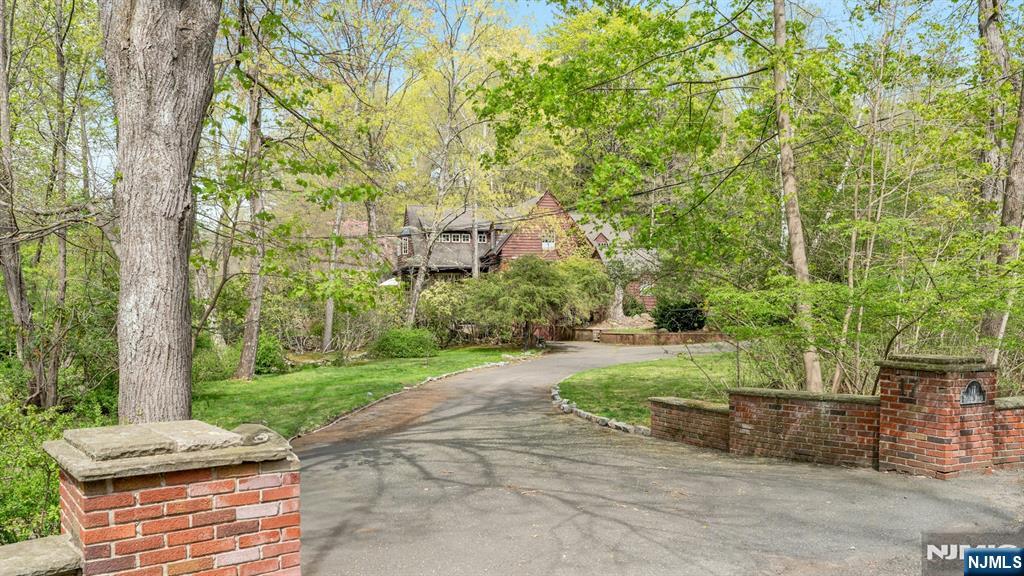 17 Hillside Avenue