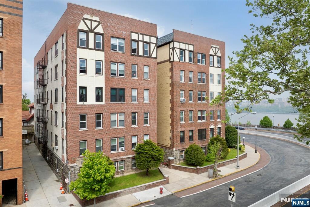 7435 Boulevard 309