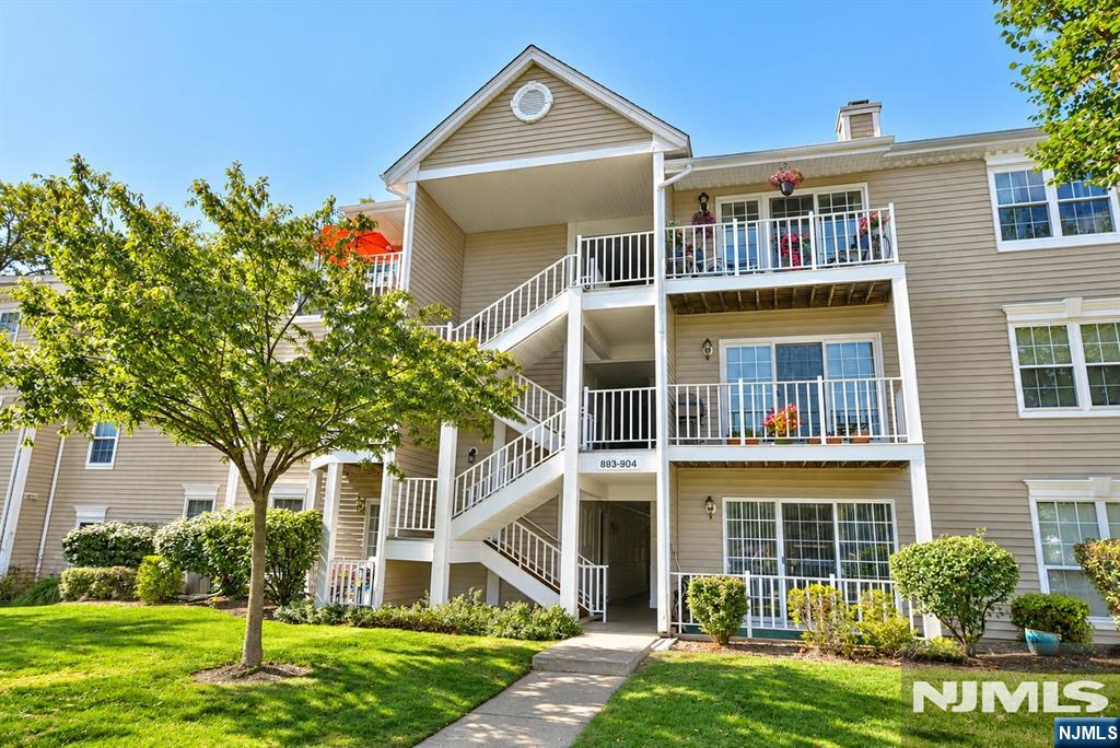 898 Tuliptree Court Mahwah NJ