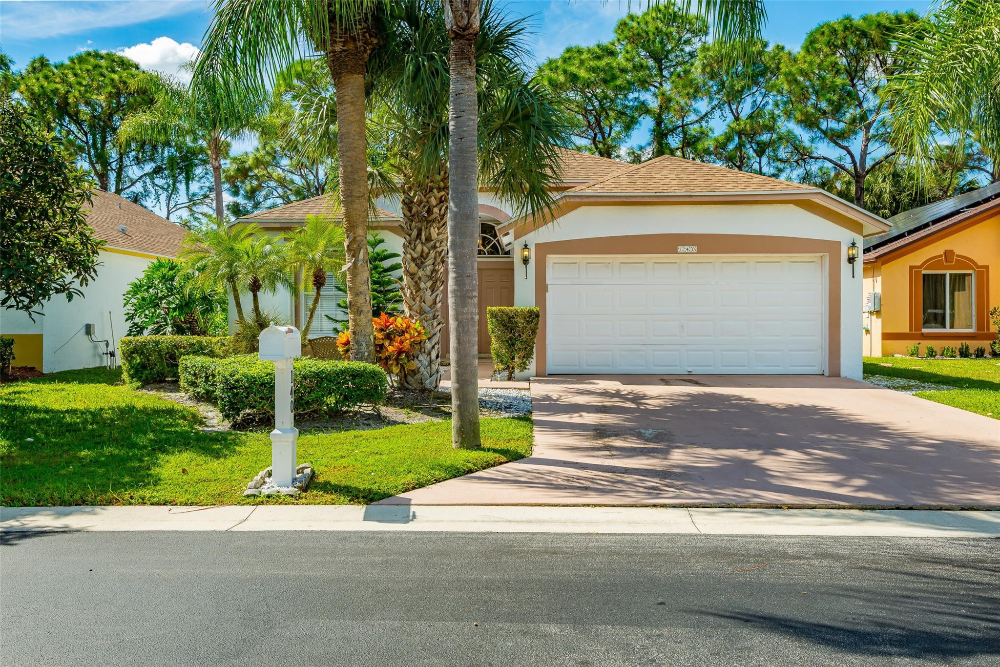 140 Paddock Ln