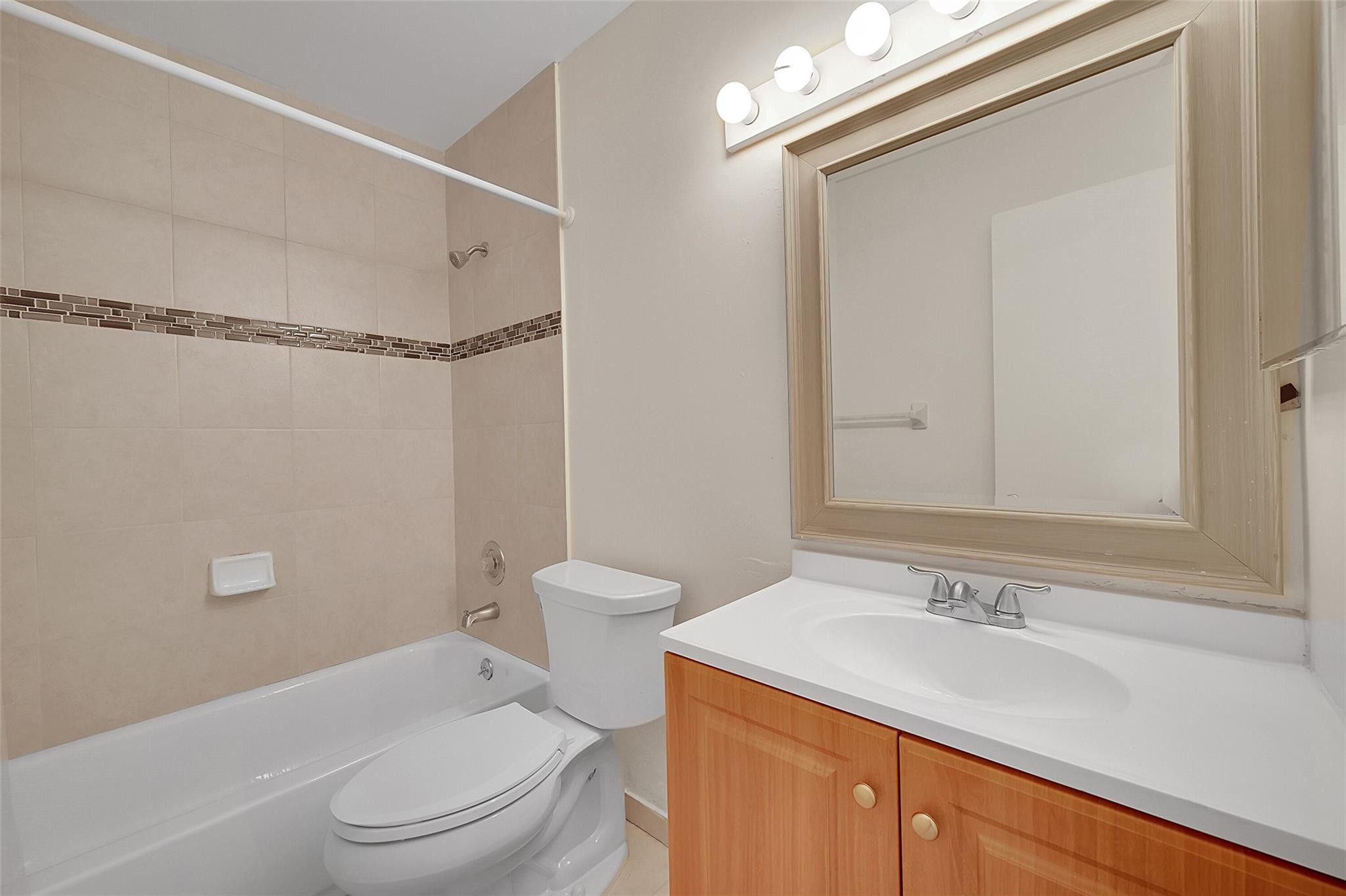 9853 Riverside Dr 8-24