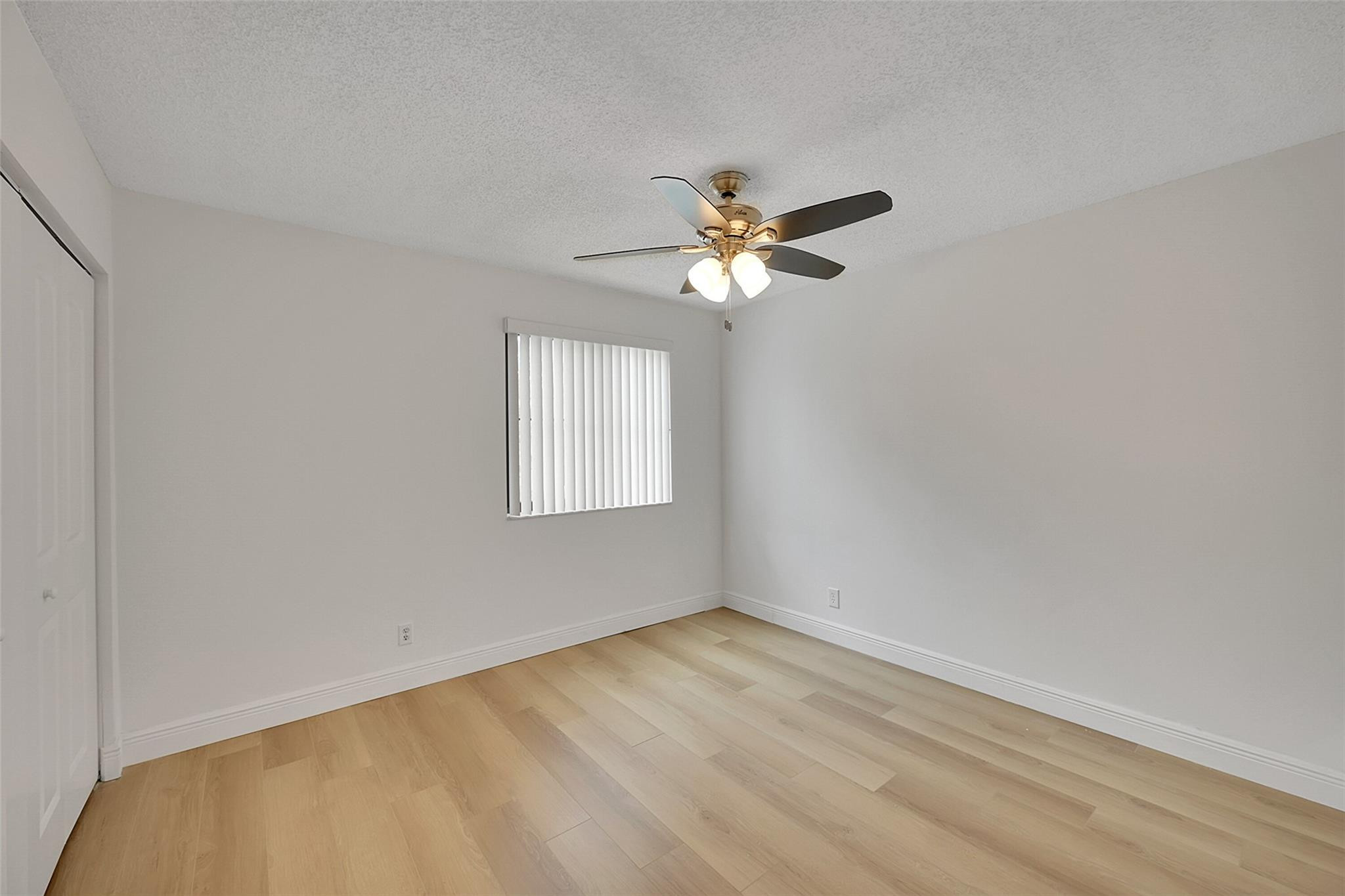 9853 Riverside Dr 8-24