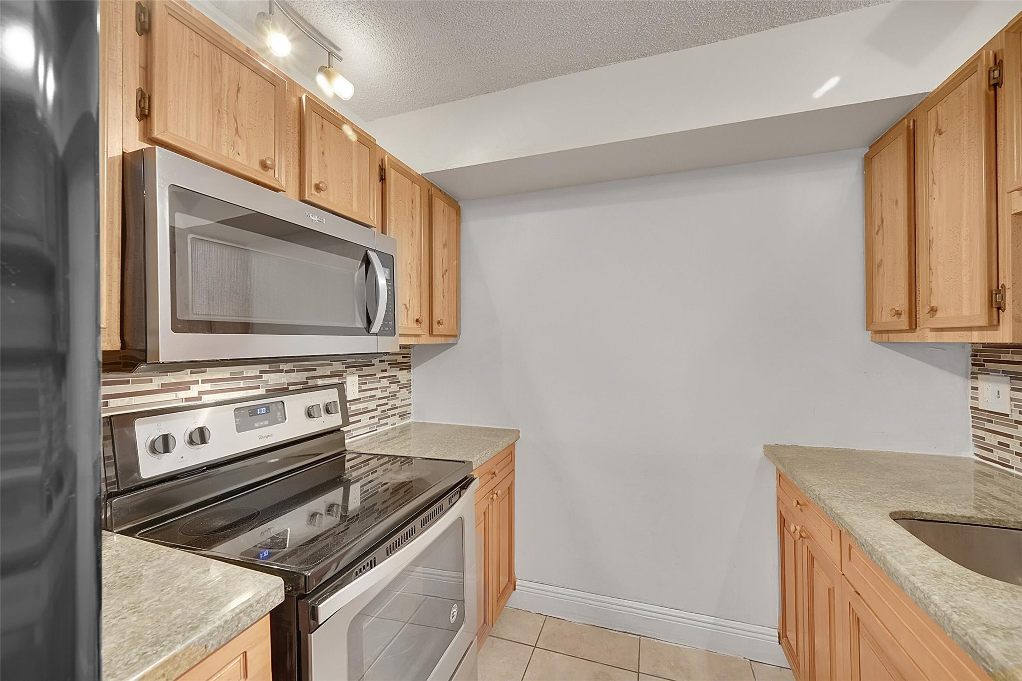 9853 Riverside Dr 8-24