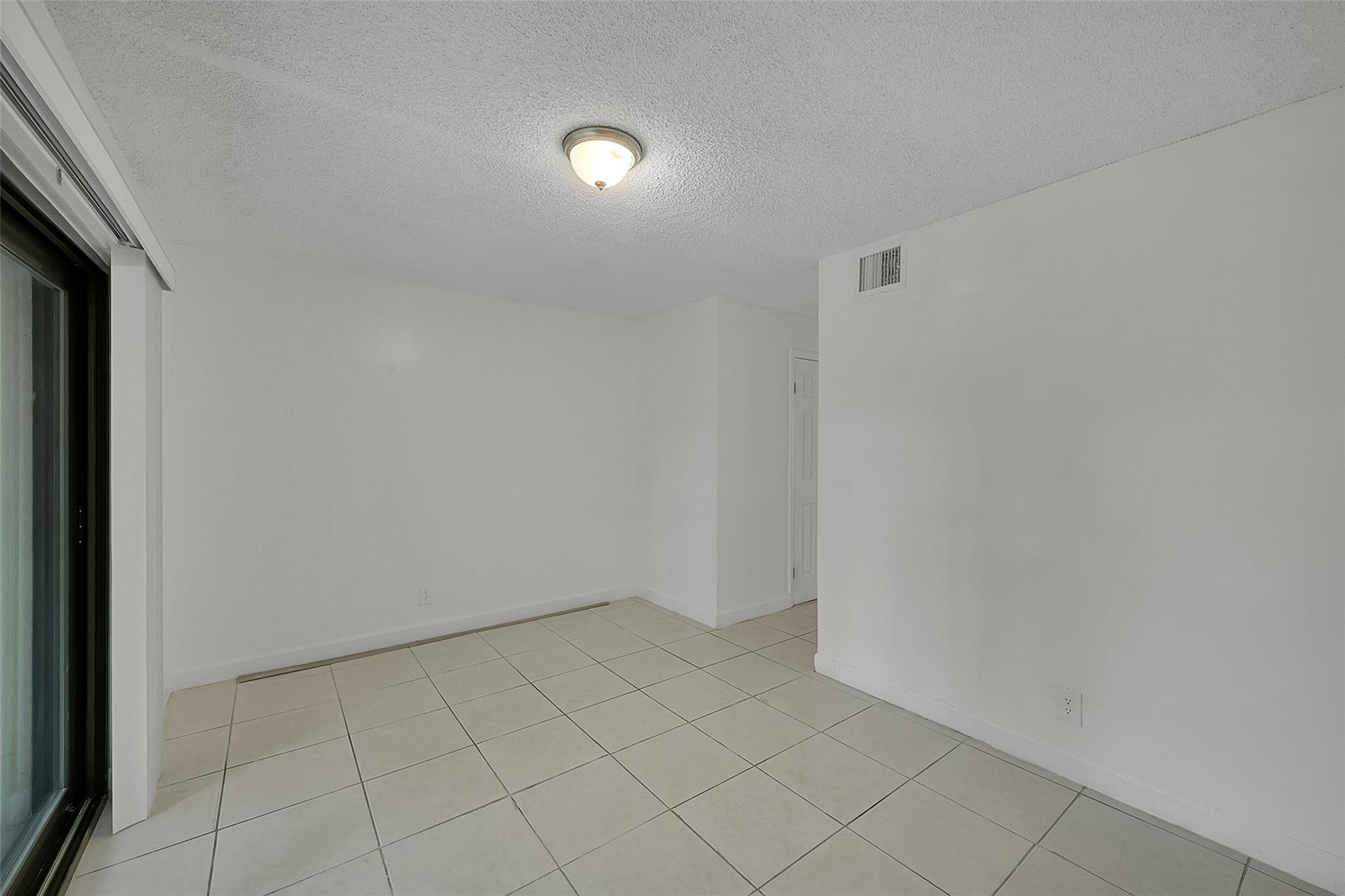 9853 Riverside Dr 8-24