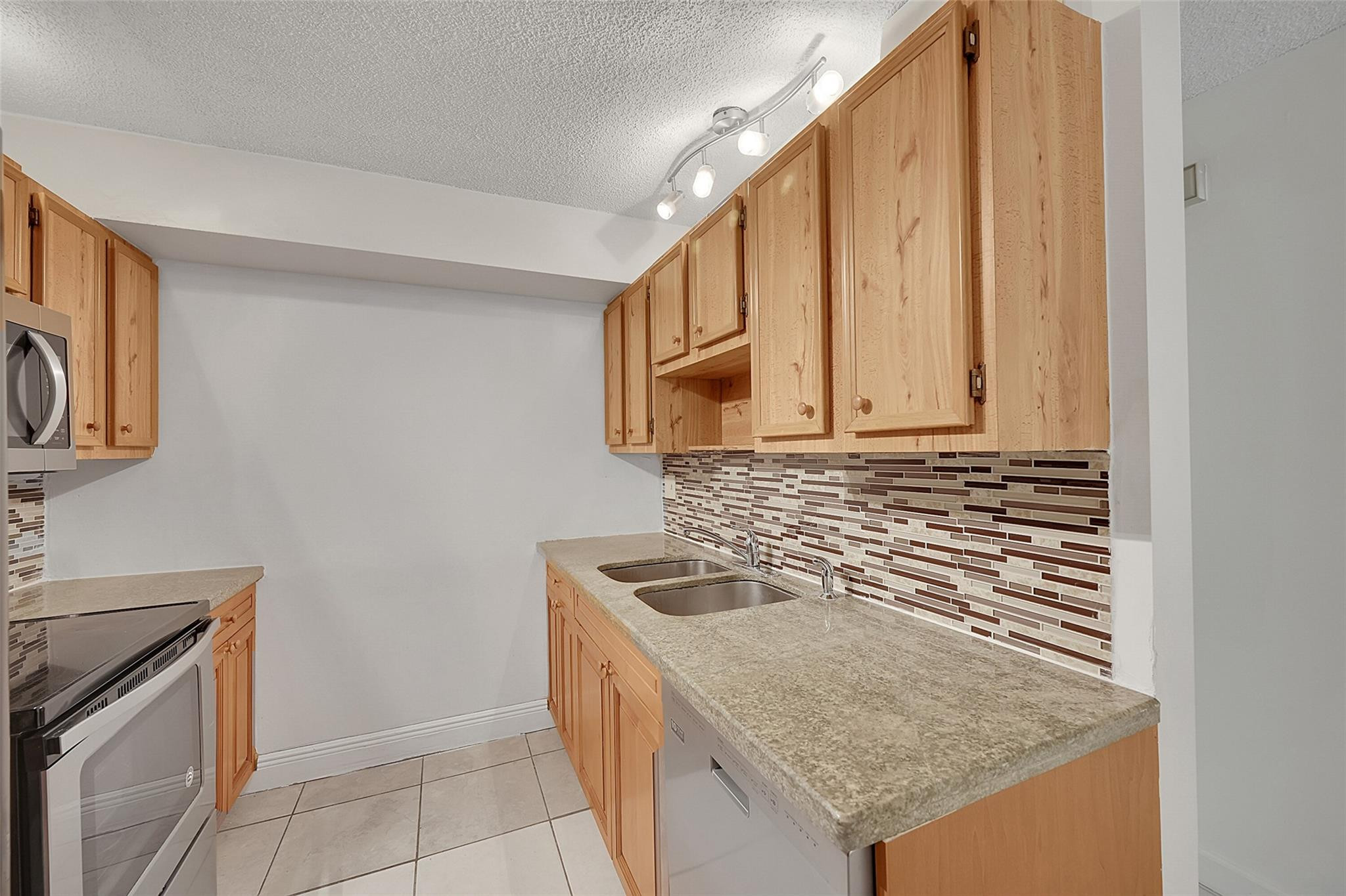 9853 Riverside Dr 8-24