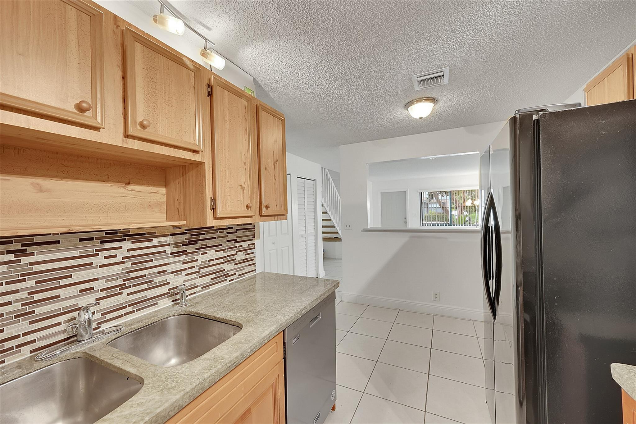 9853 Riverside Dr 8-24