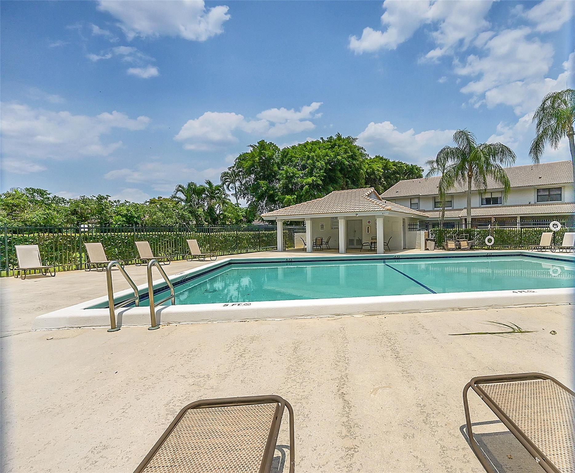 9853 Riverside Dr 8-24