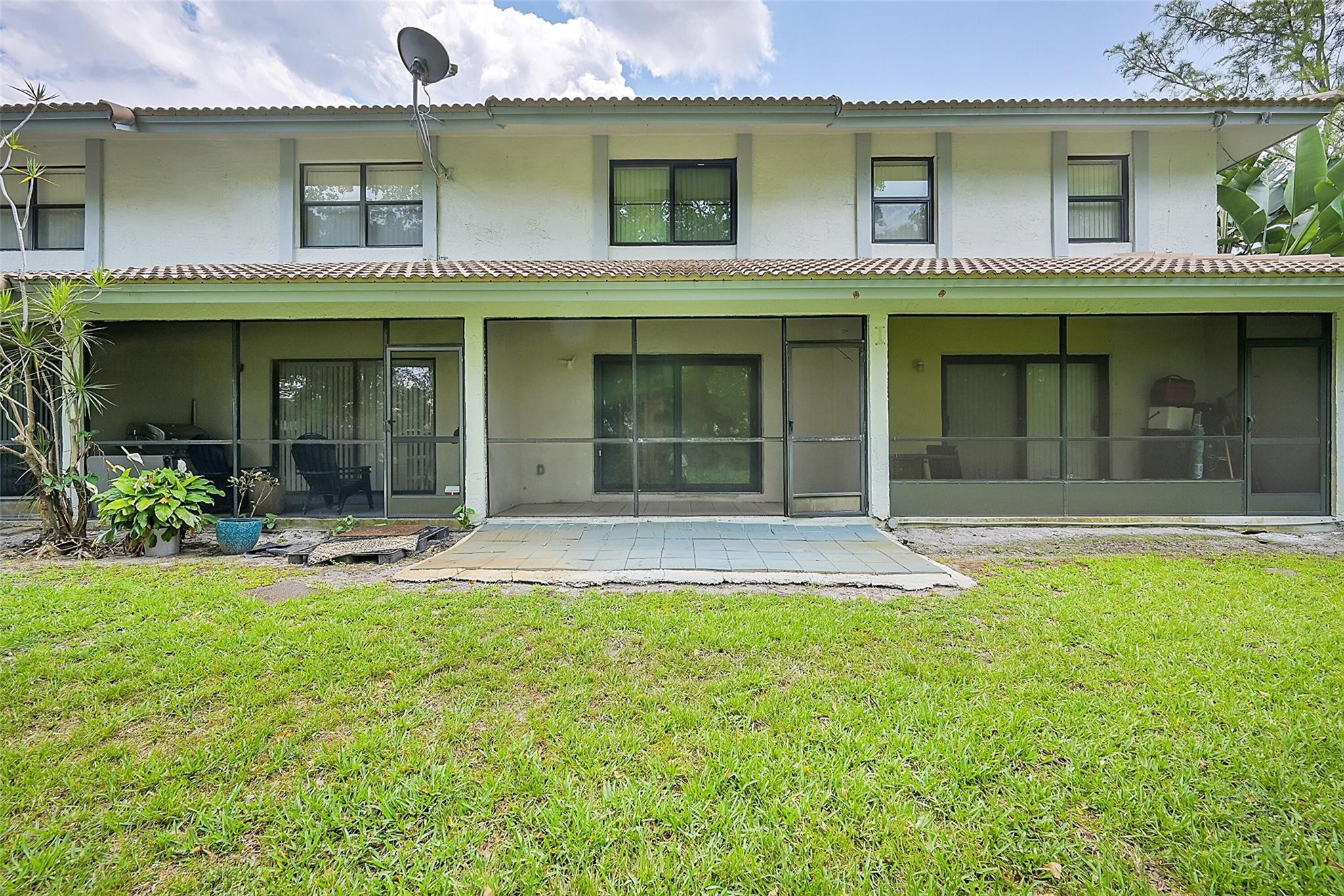 9853 Riverside Dr 8-24