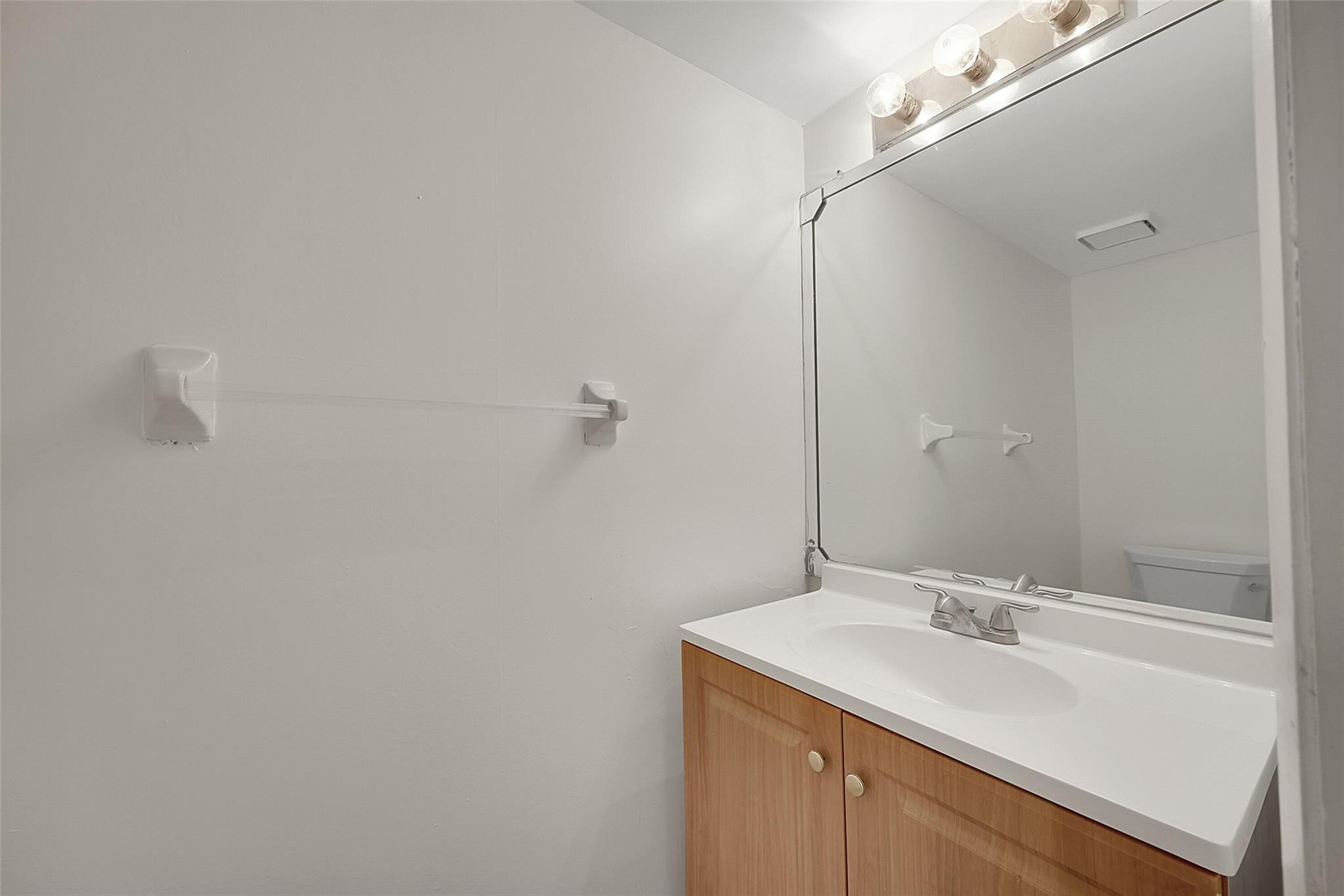 9853 Riverside Dr 8-24