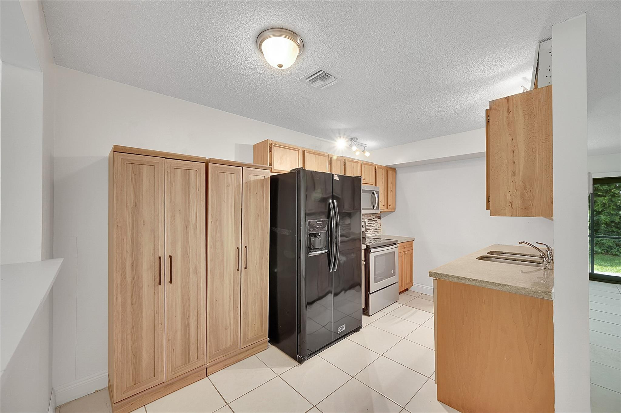 9853 Riverside Dr 8-24