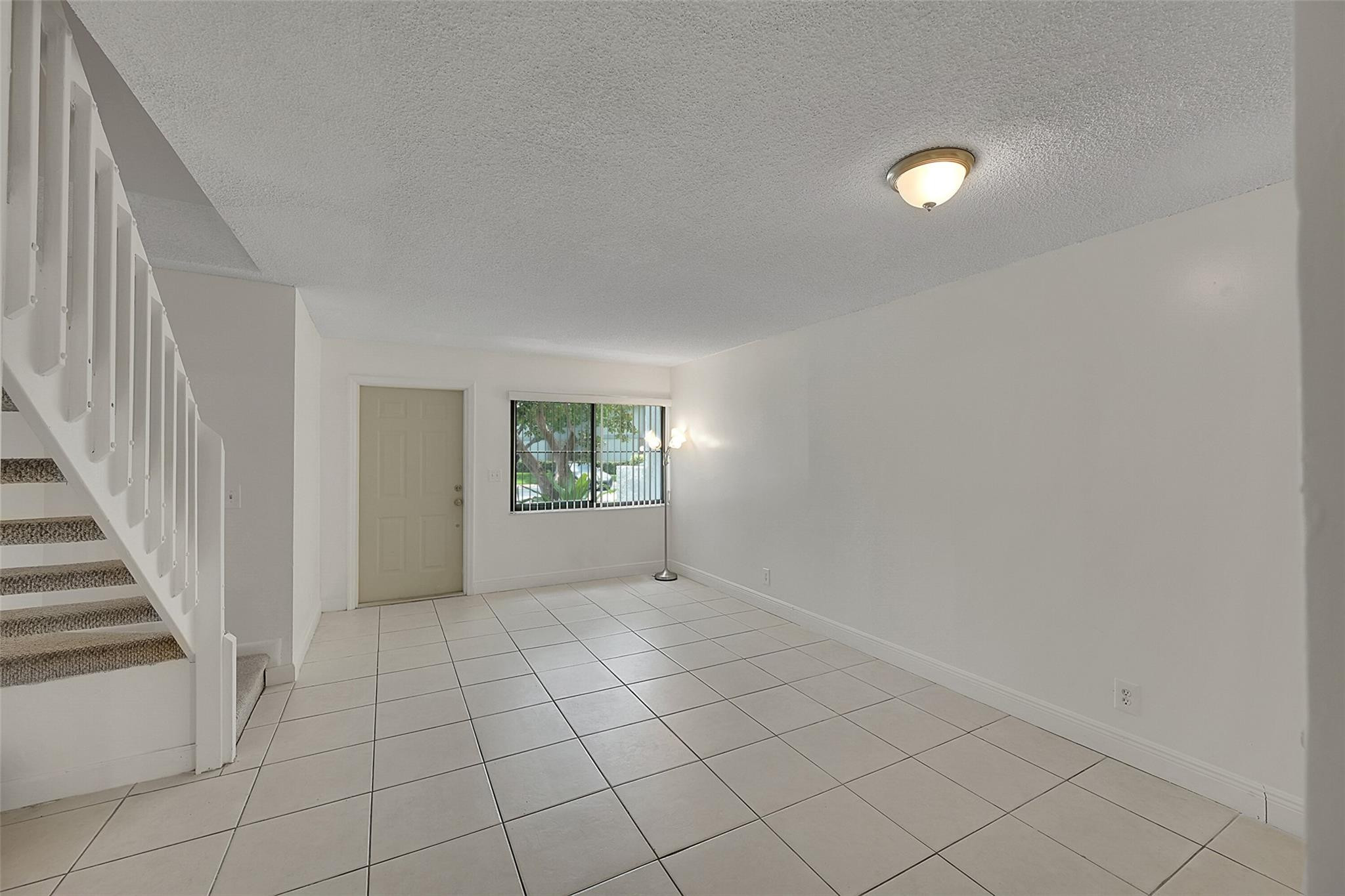 9853 Riverside Dr 8-24