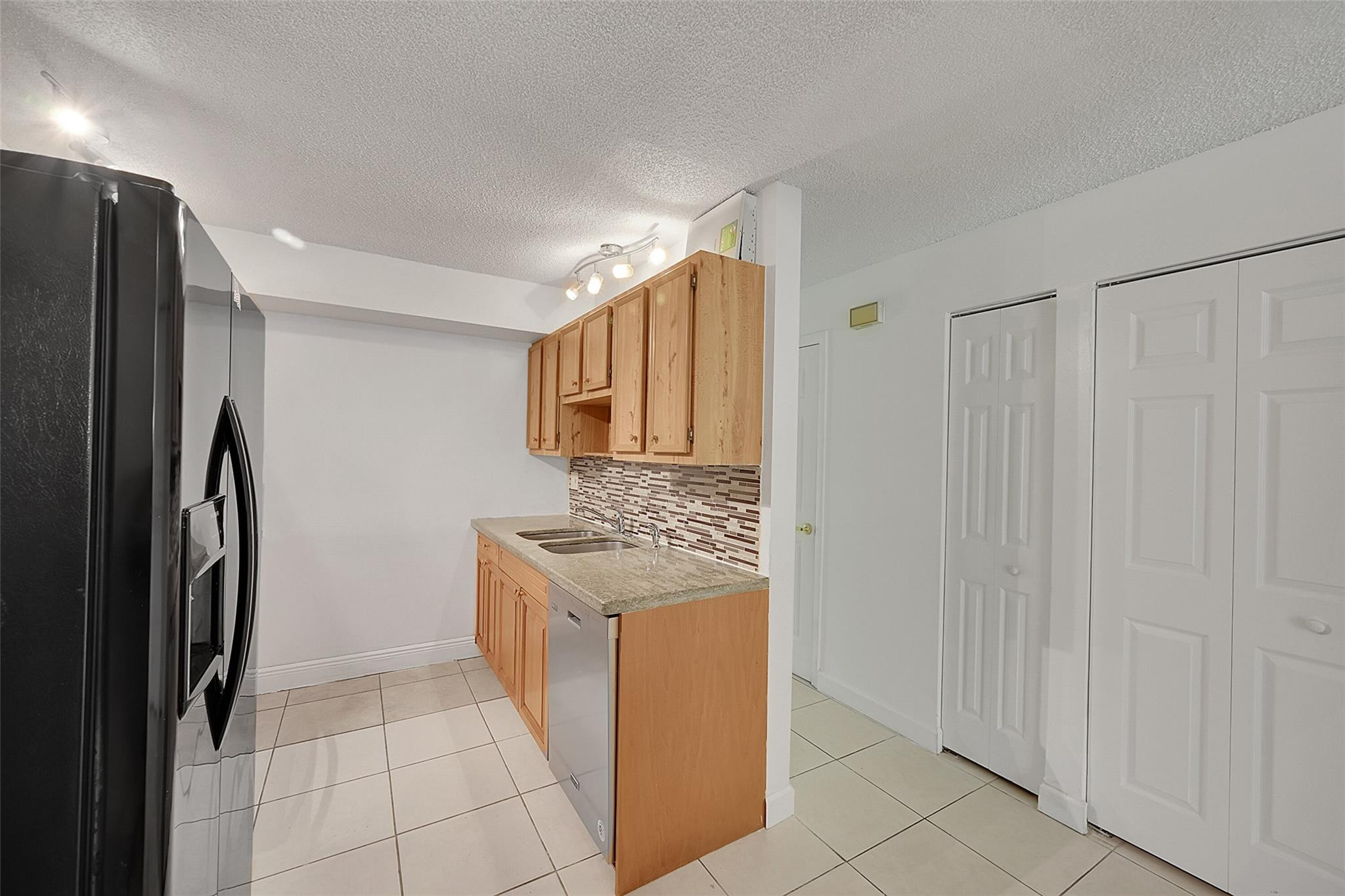 9853 Riverside Dr 8-24