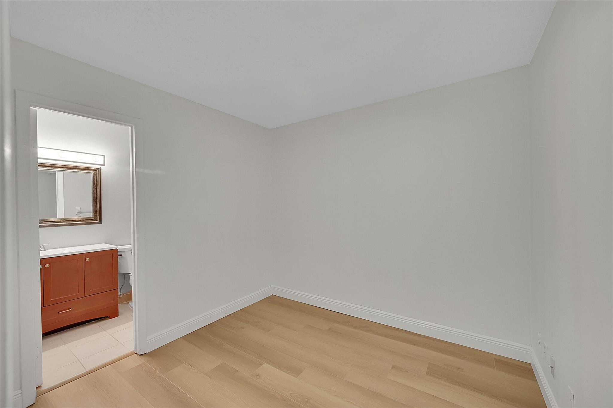 9853 Riverside Dr 8-24