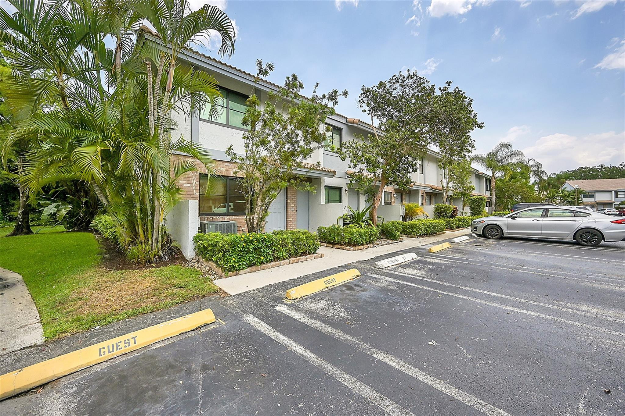 9853 Riverside Dr 8-24