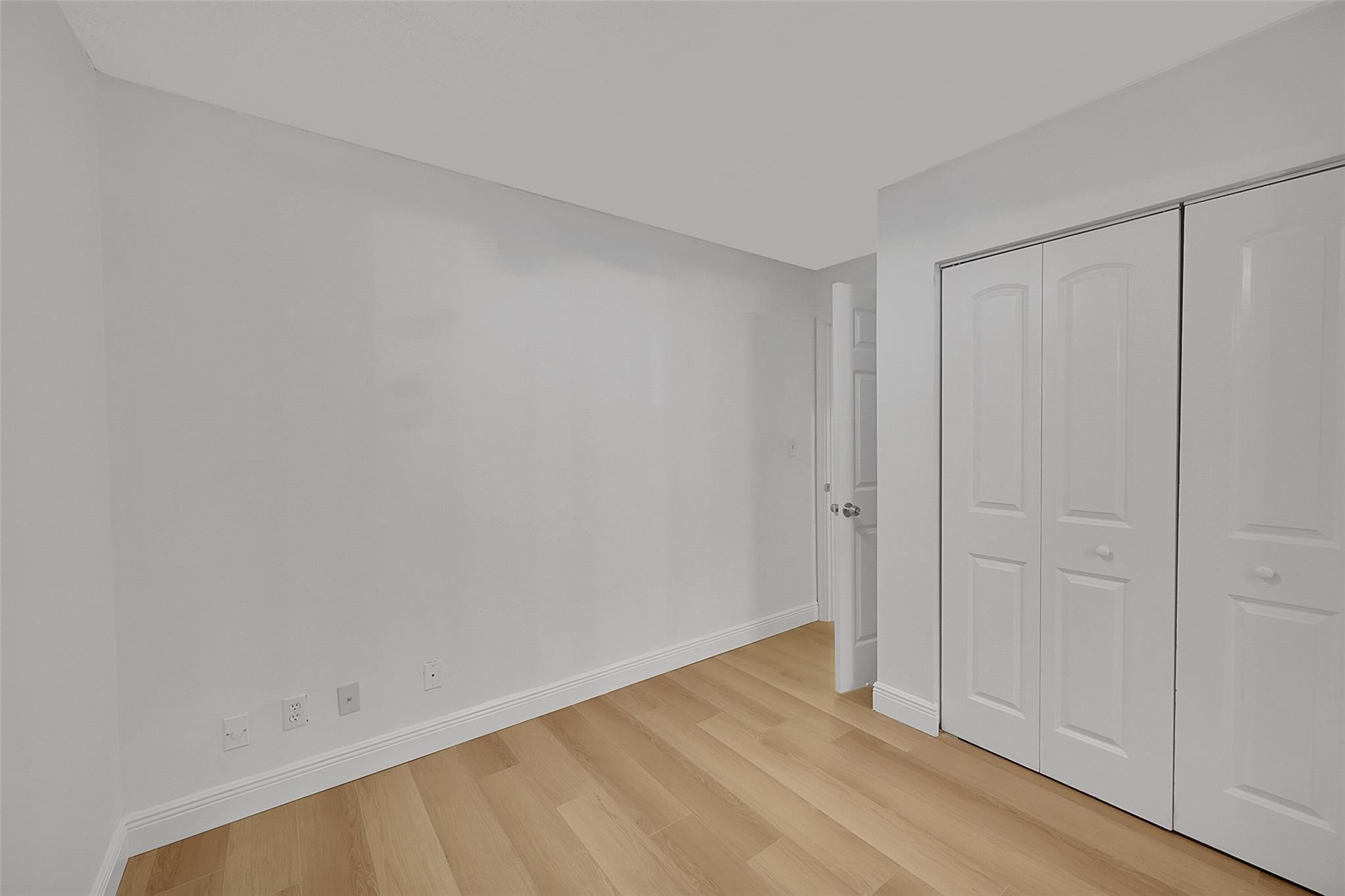 9853 Riverside Dr 8-24