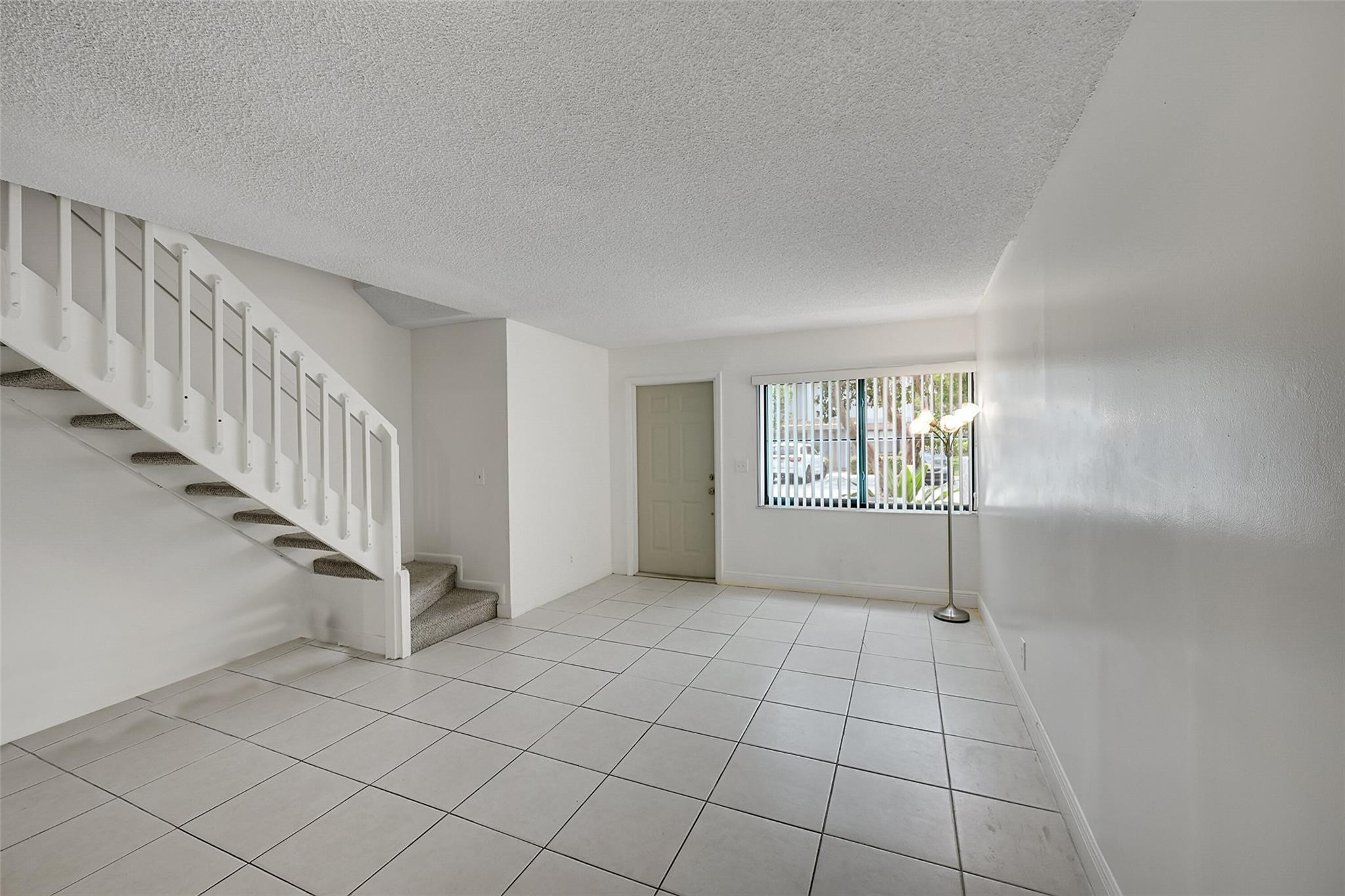 9853 Riverside Dr 8-24