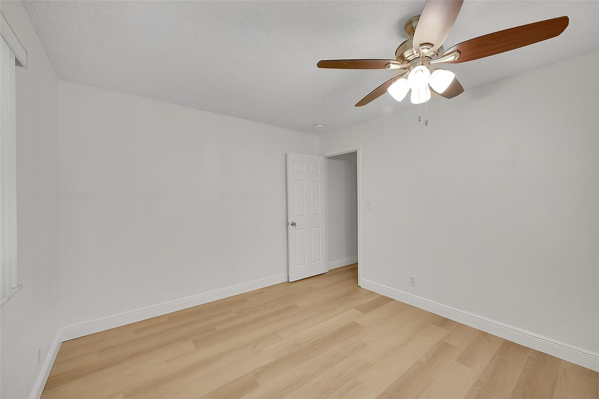 9853 Riverside Dr 8-24