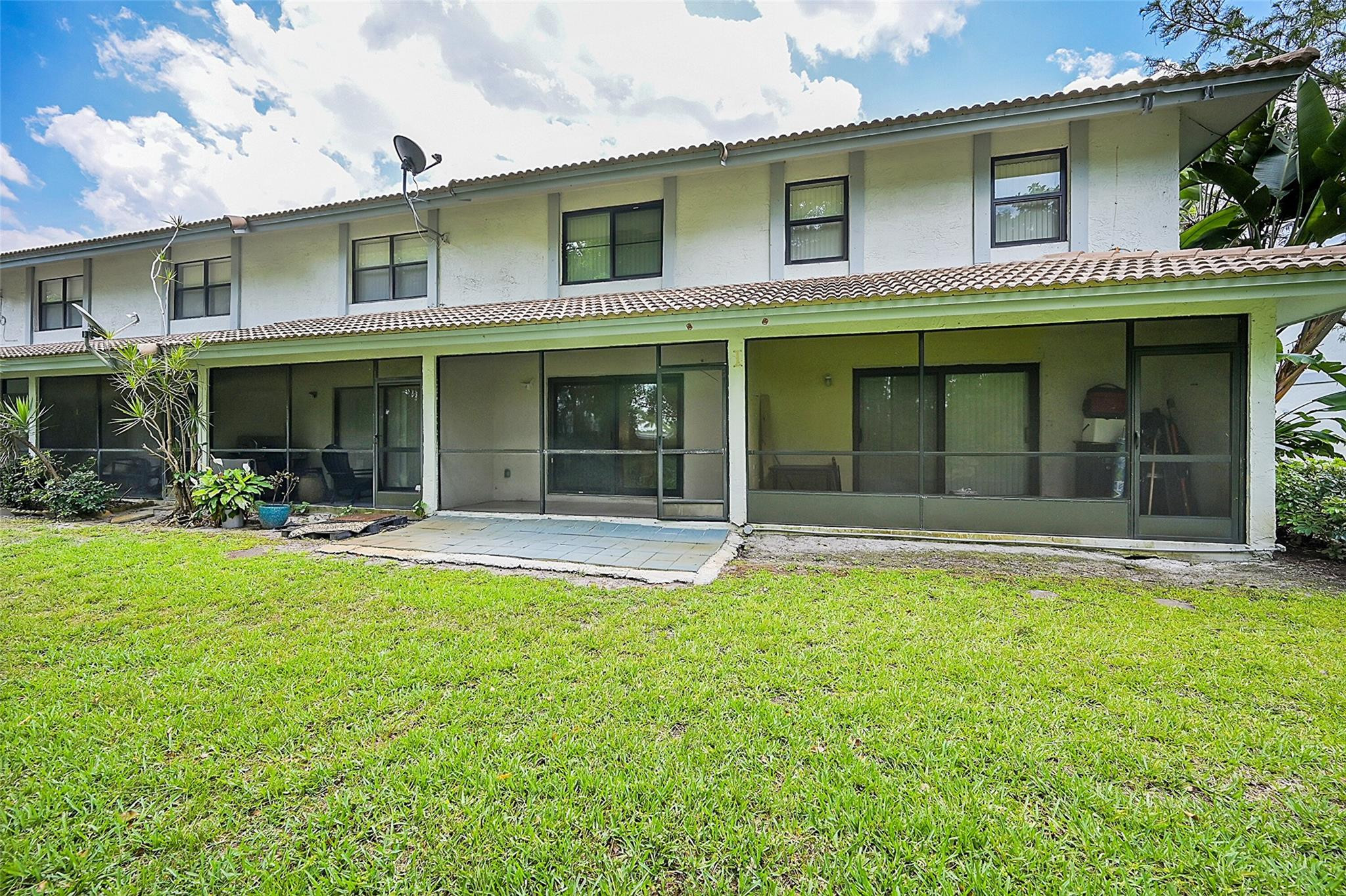 9853 Riverside Dr 8-24