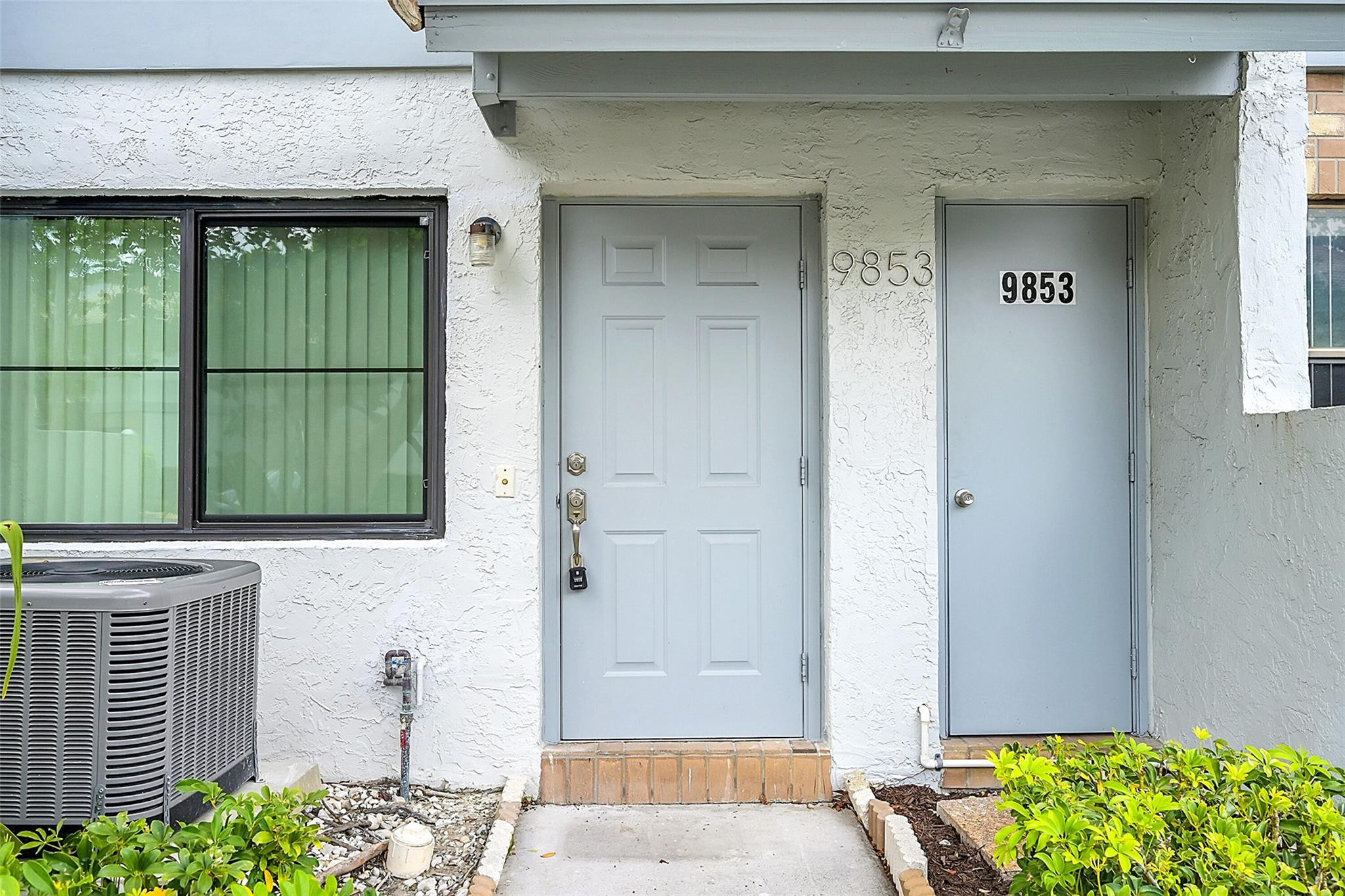 9853 Riverside Dr 8-24