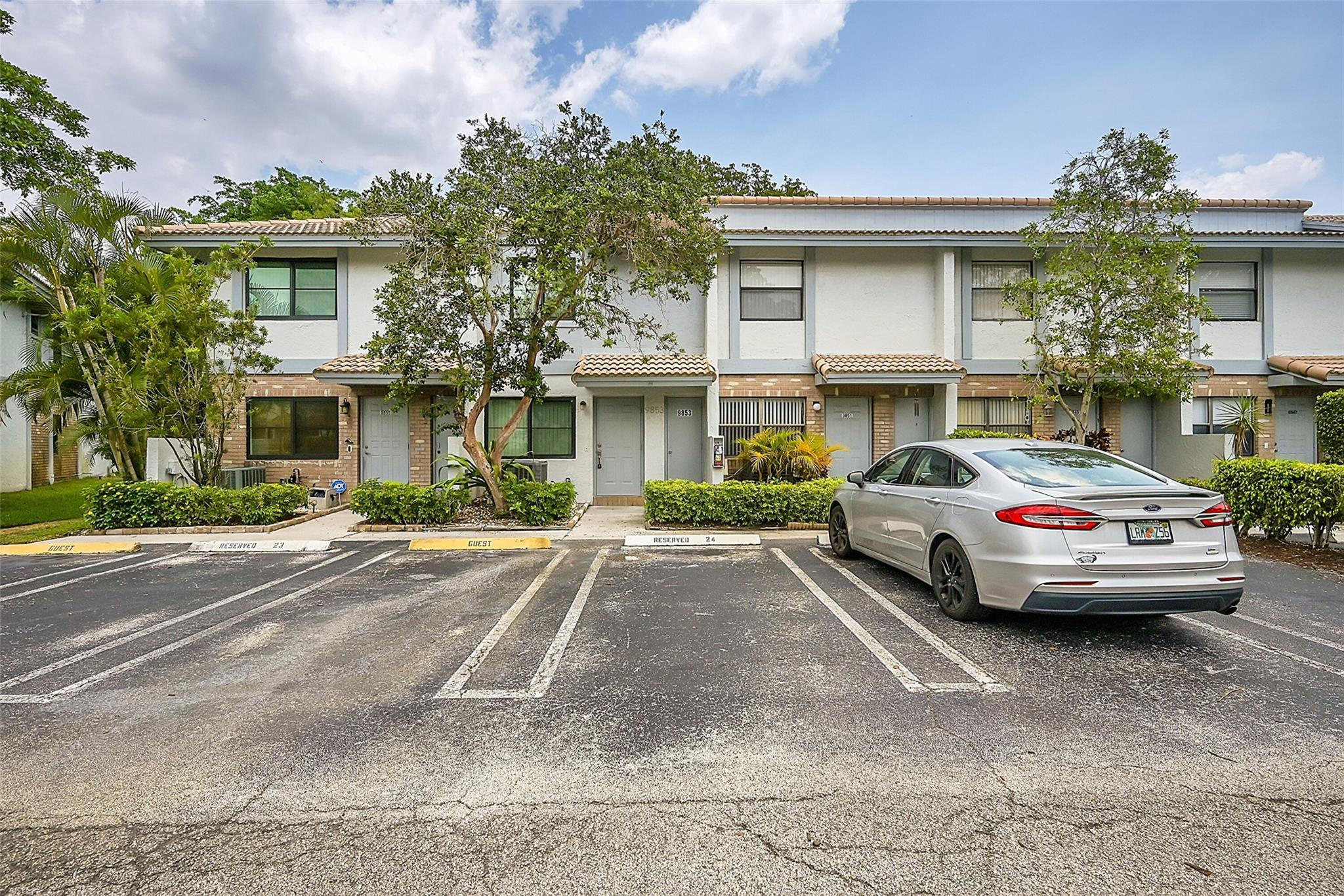 9853 Riverside Dr 8-24