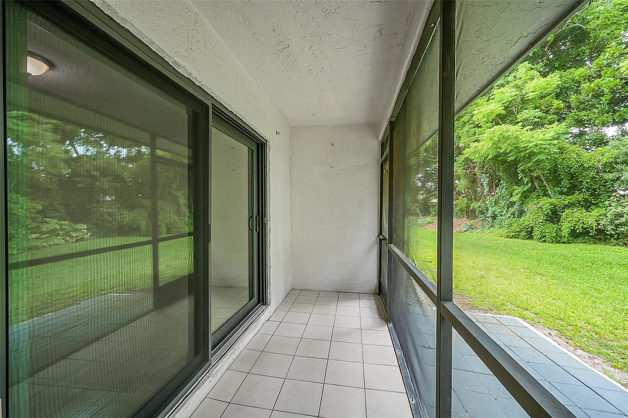 9853 Riverside Dr 8-24