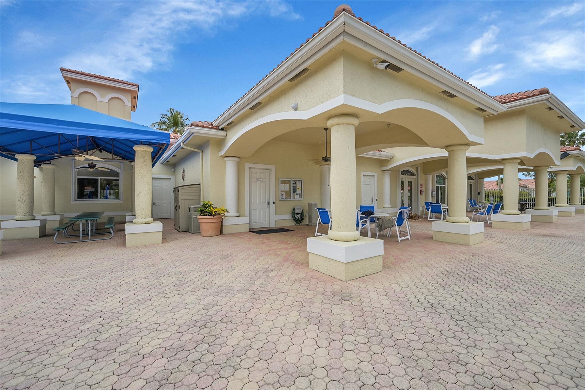6141 Heliconia Rd