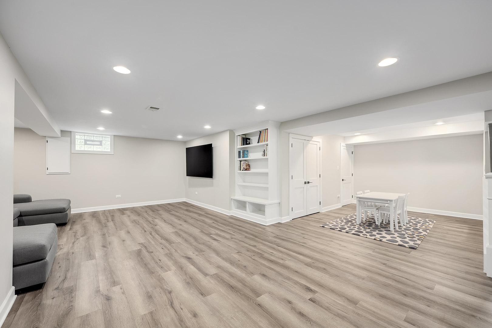 131 W Chicago Avenue