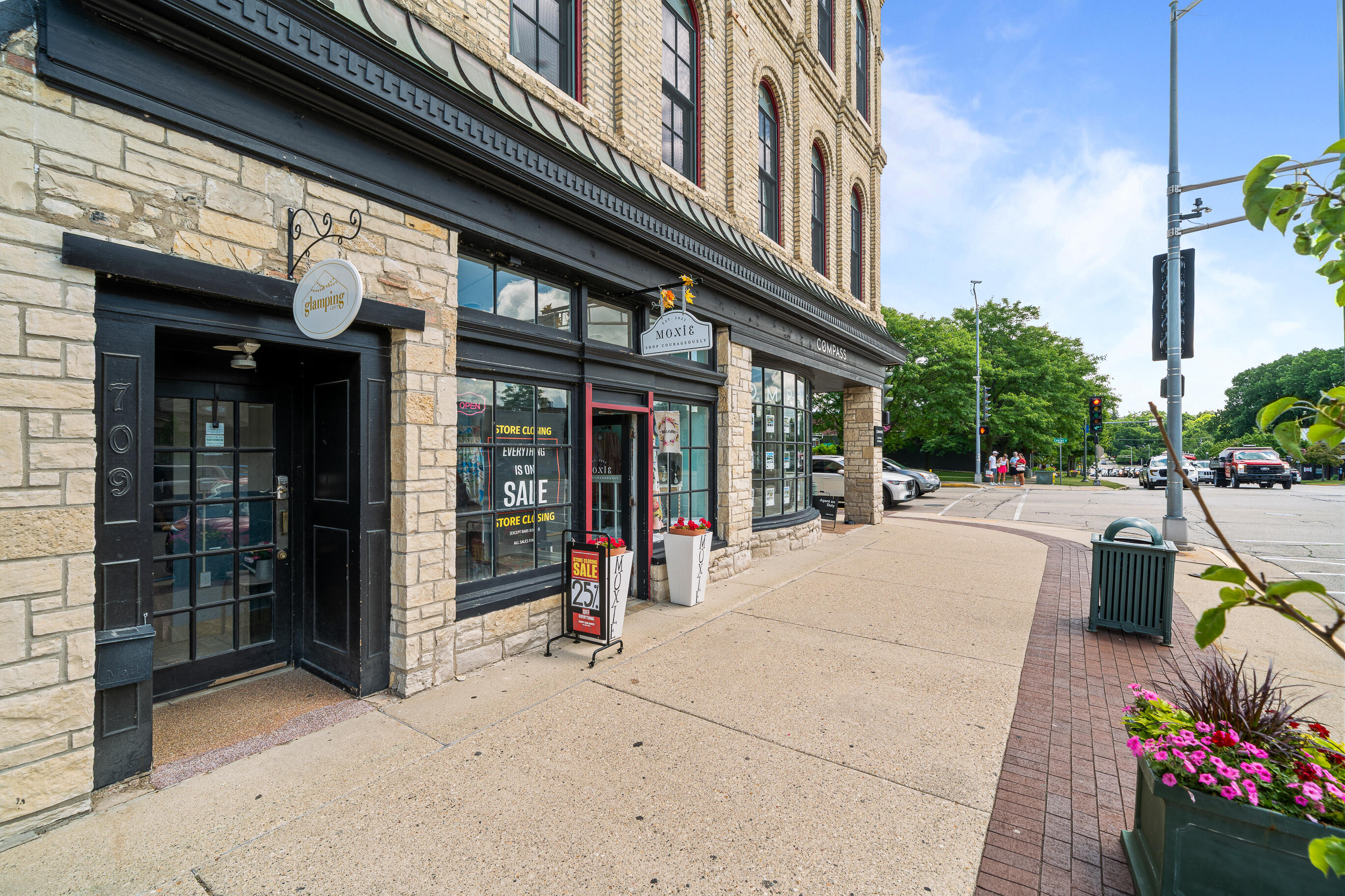 703/707 W Main St