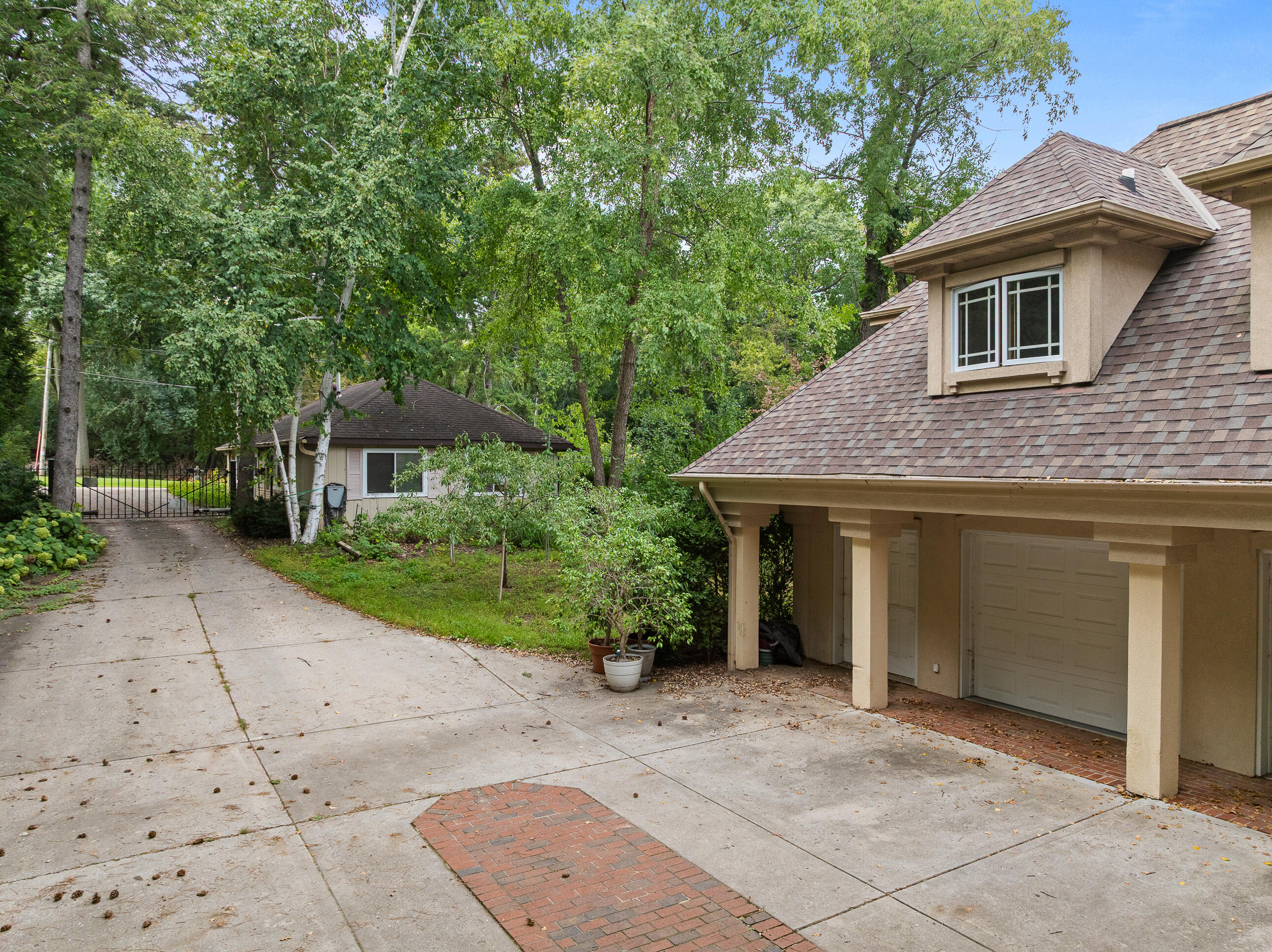 2718 Willow Point Dr