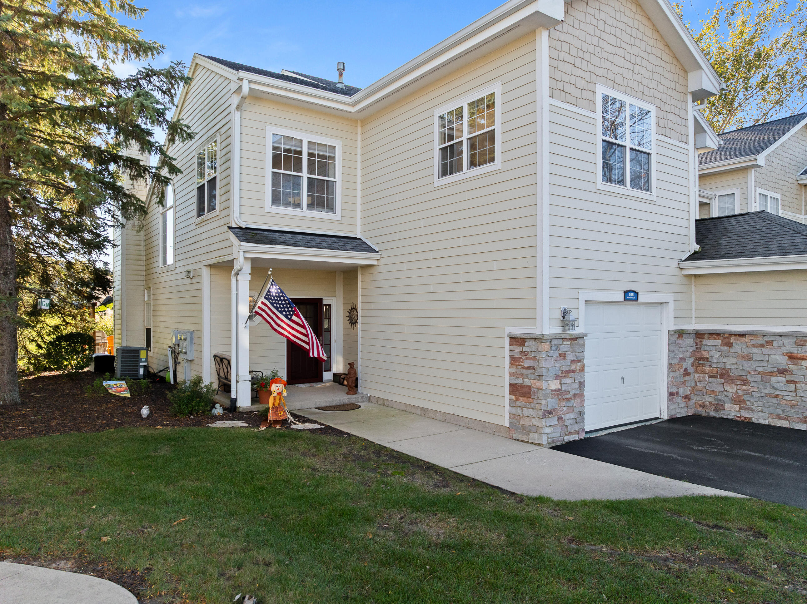 765 Hillview Cir
