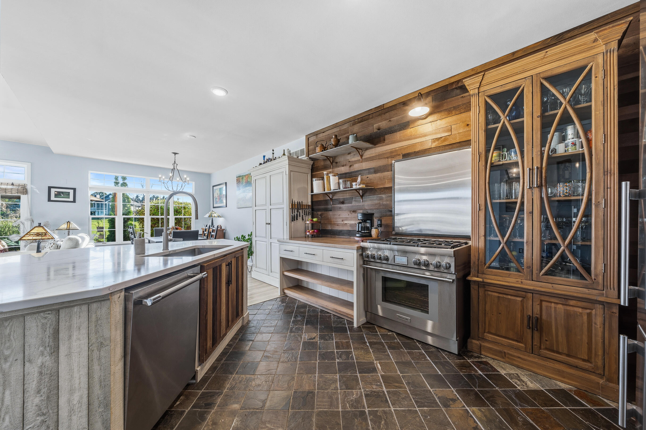 765 Hillview Cir