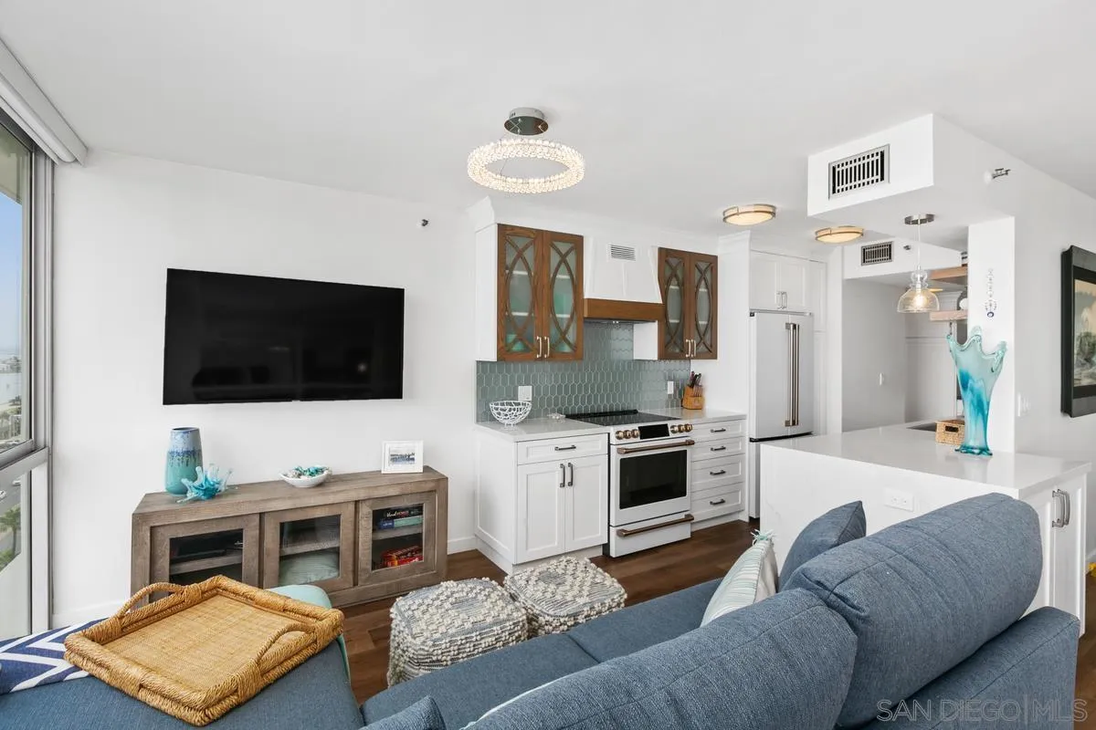 1710 Avenida Del Mundo Unit 1007