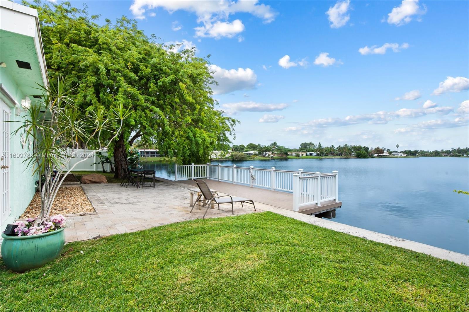 1733 NW 39th St