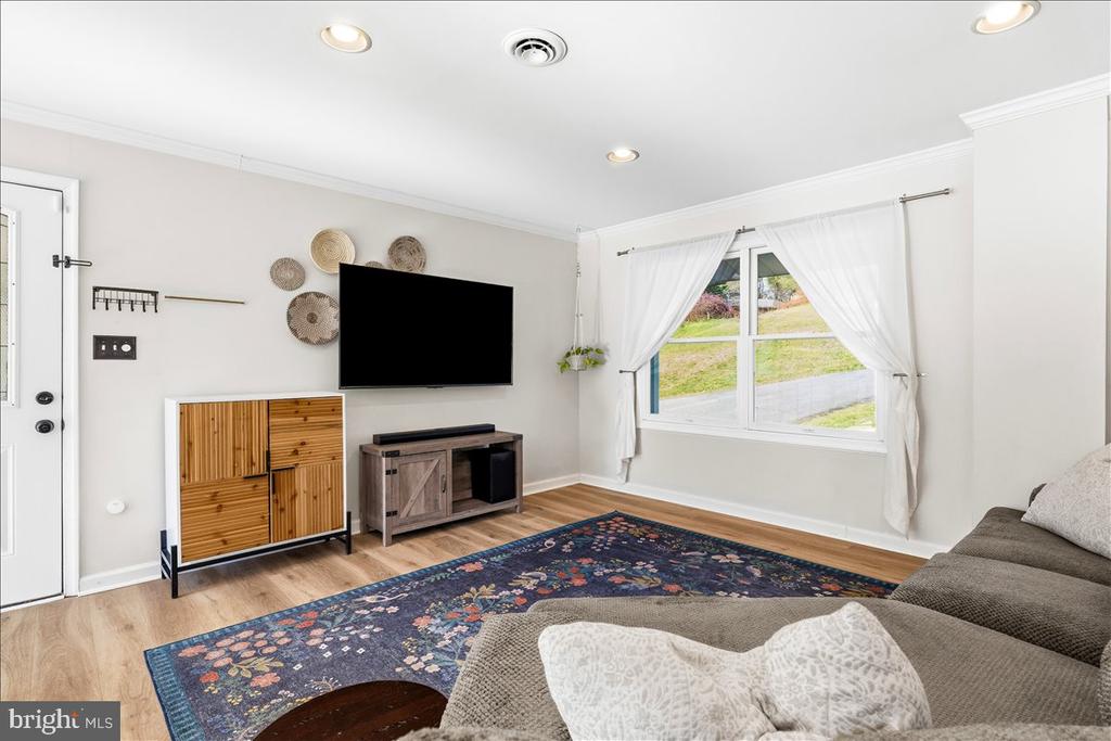 4389 MOLETON DRIVE